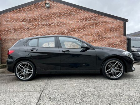 Bmw 118i F40 "BENZINE" Navi/led/cruise/pdc/1ste eig/140pk/2020!