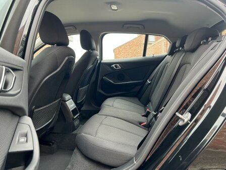 Bmw 118i F40 "BENZINE" Navi/led/cruise/pdc/1ste eig/140pk/2020!