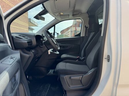 Opel combo 1.5d &quot;NIEUW-model&quot; lichtevracht/airco/pdc/2019