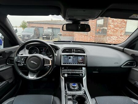Jaguar Xe "R-sport" Xenon/keyles/MERIDAN/trekhaak/AUTOMAAT