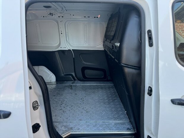 Peugeot partner XL "LICHTE VRACHT" Navi/CARPLAY/euro6d/2020