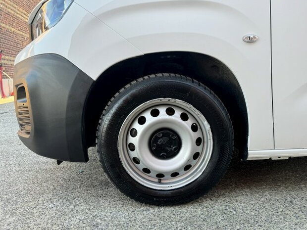 Peugeot partner XL "LICHTE VRACHT" Navi/CARPLAY/euro6d/2020