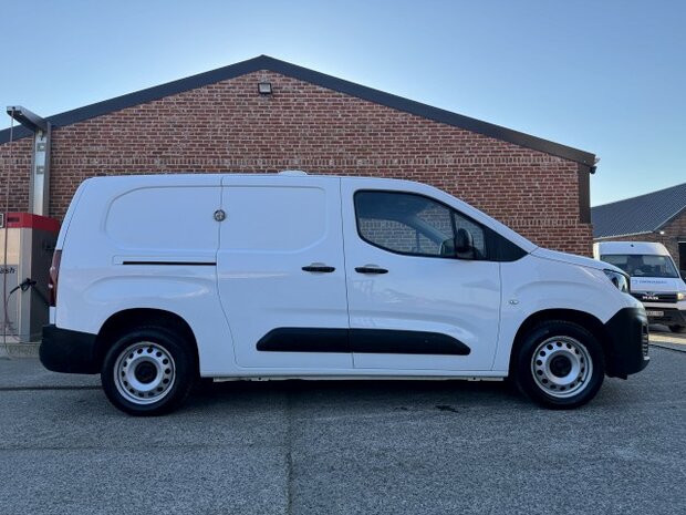 Peugeot partner XL "LICHTE VRACHT" Navi/CARPLAY/euro6d/2020