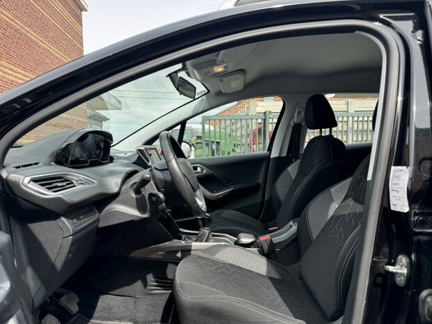 Peugeot 2008 1.2i "GARANTIE" Navi/clima/pdc/75 000km/oh-boek